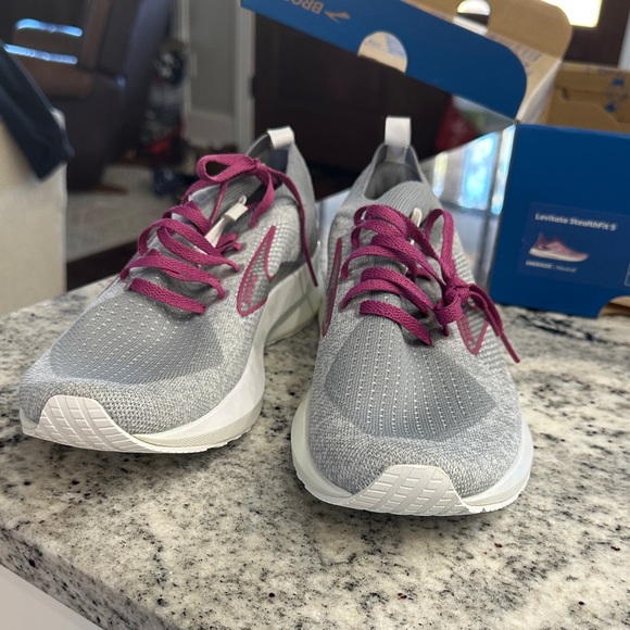 Brooks Levitate Women's Sneakers - Gray and Pink - Picture 6 of 9